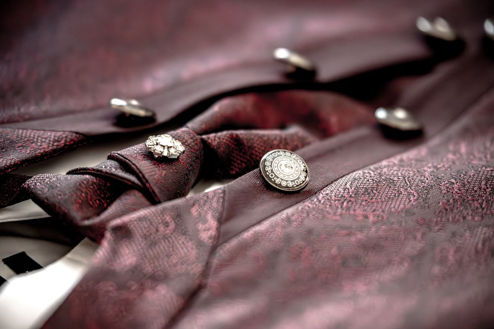 Zoom sur un costume pour homme lors d'une séance de photo de détails d'un mariage