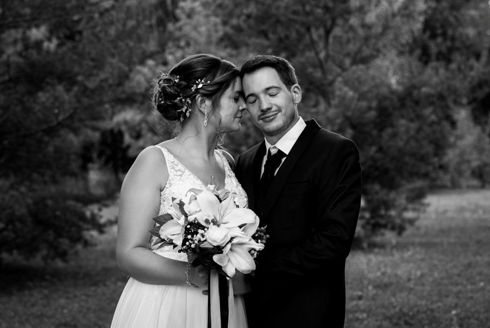 Portrait d'un couple pendant une séance de shooting mariage