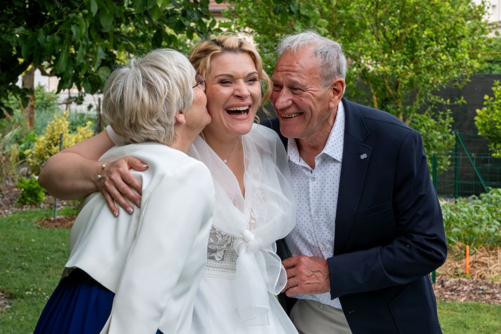 Photo de groupe d'une mariée avec ses parents