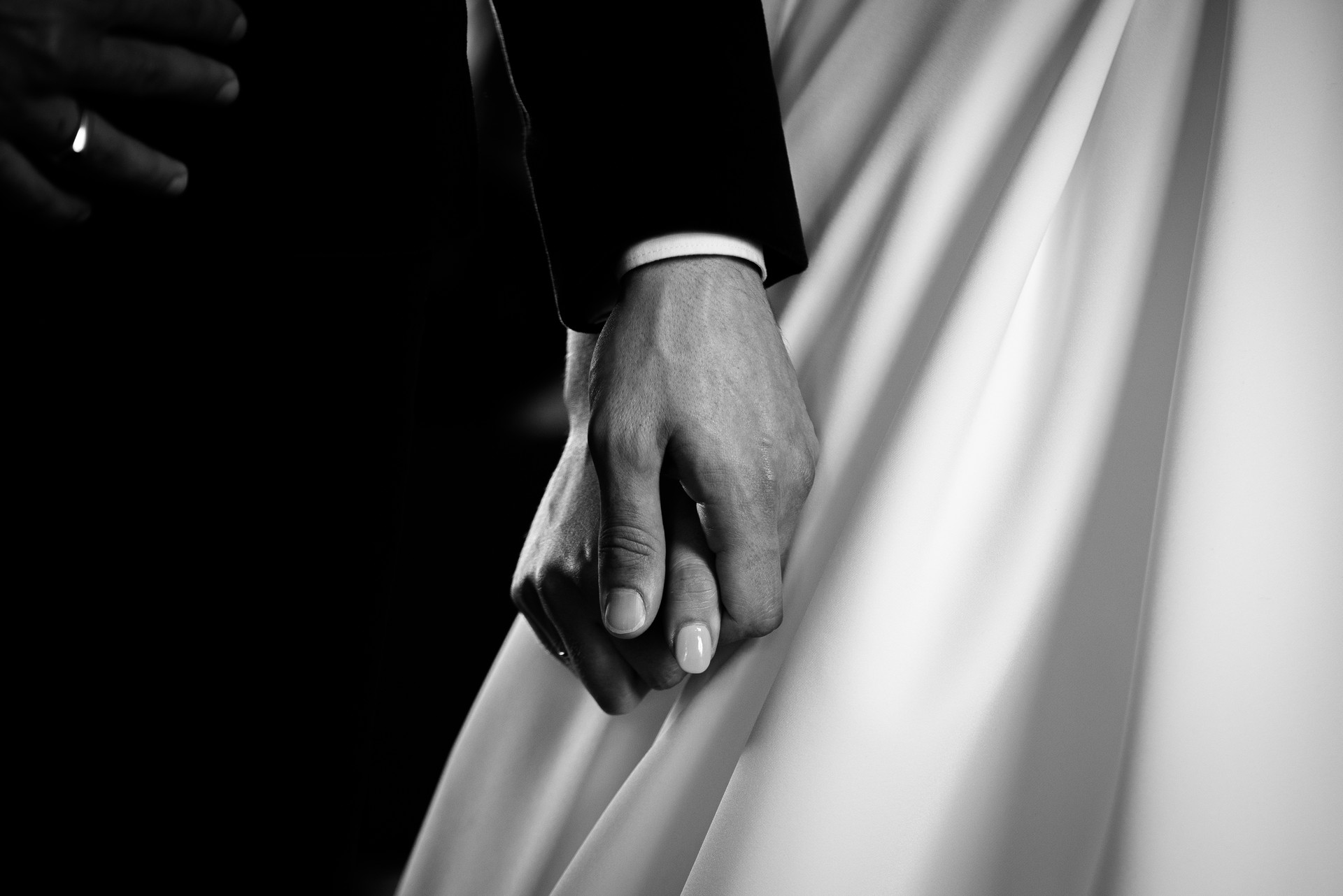 Mains des mariés en noir et blanc photographiées par Studio ROSALF